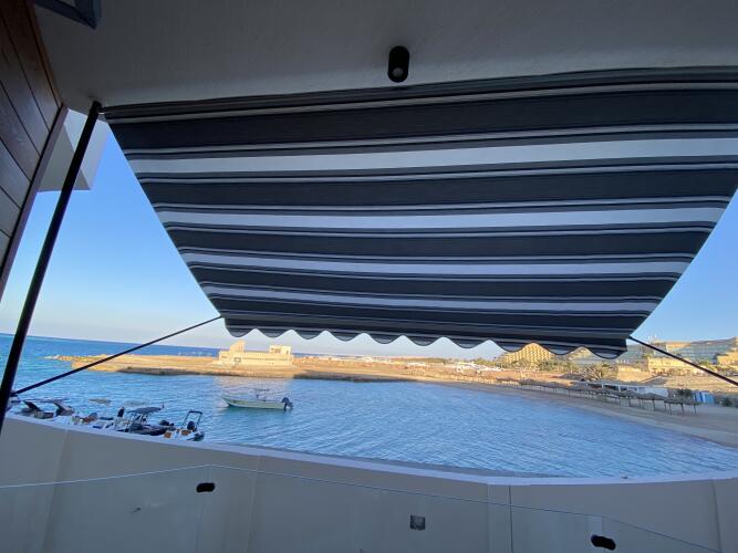 Exklusiv Markise Design 2800 ausgerollt auf Balkon